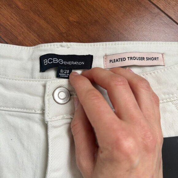 NWT BCBGeneration Trouser Short size 9/29 in white - Picture 3 of 5